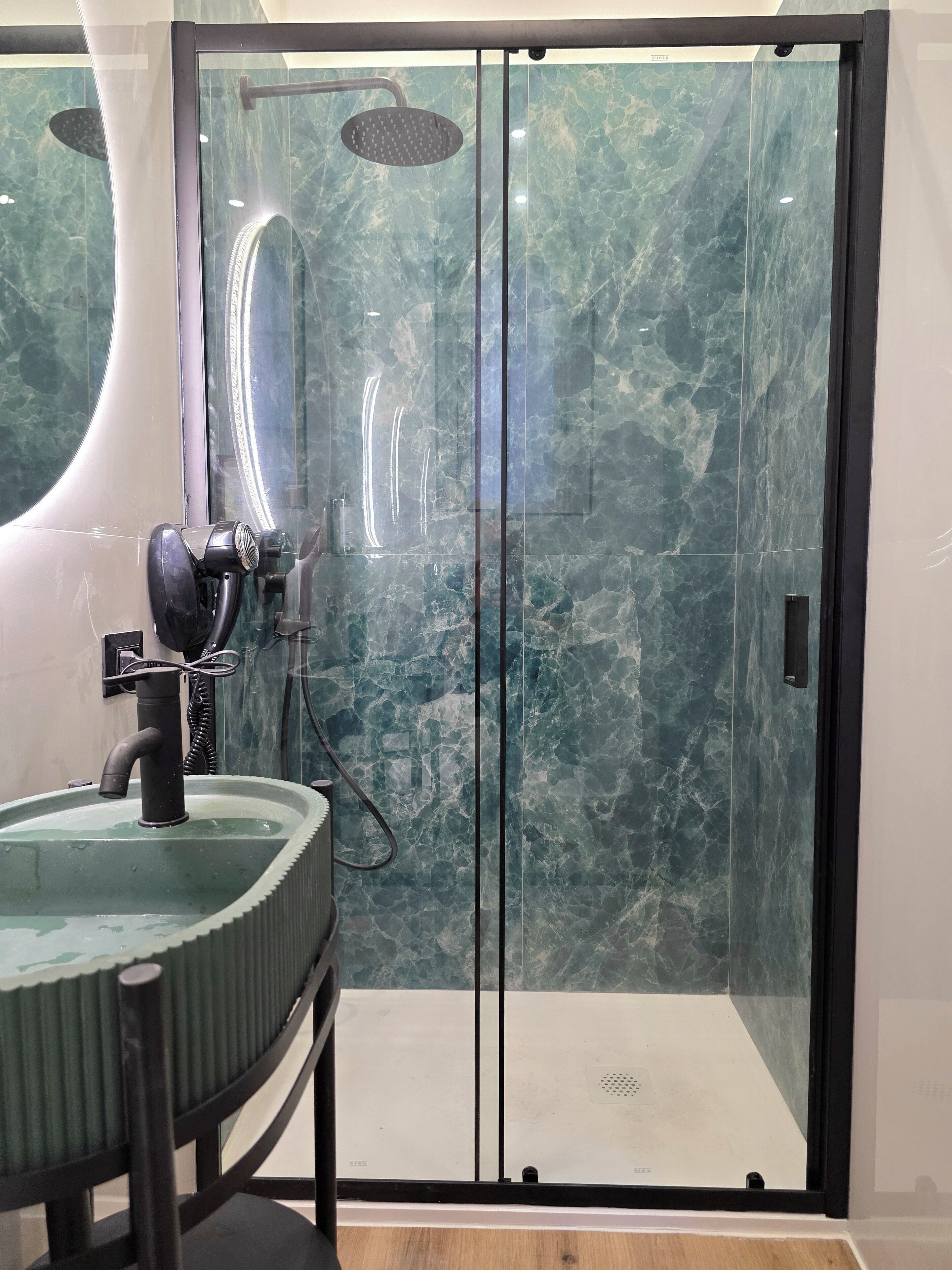 Eenvoudige tweepersoonskamer, uitzicht op de binnenplaats | Badkamer | Een douche, een haardroger, handdoeken, zeep