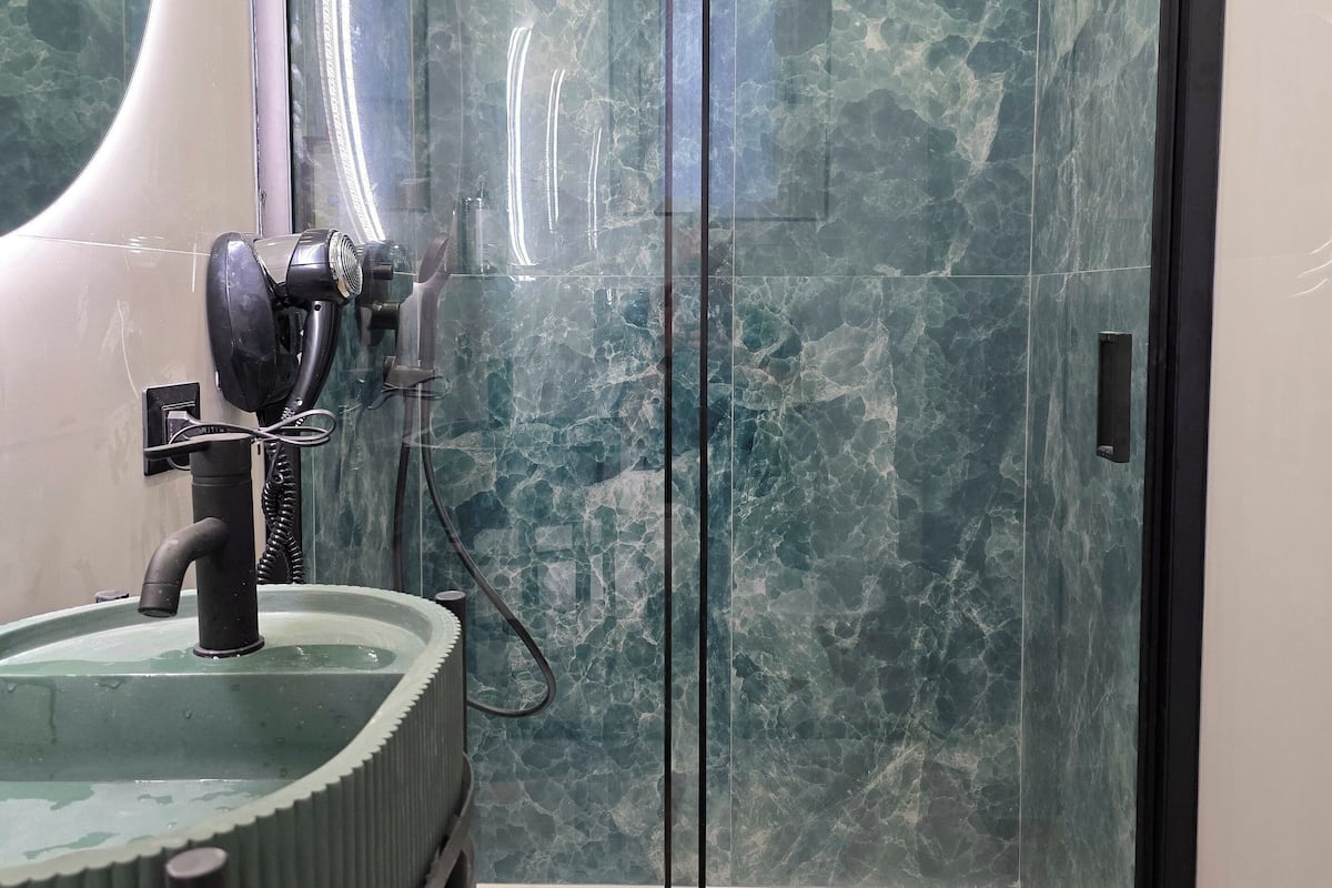 Eenvoudige tweepersoonskamer, uitzicht op de binnenplaats | Badkamer | Een douche, een haardroger, handdoeken, zeep