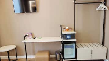 Deluxe Double or Twin Room, City View | In-room safe, desk, blackout drapes, iron/ironing board