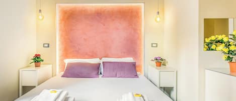 Klassieke kamer, uitzicht op de stad | Een kluis op de kamer, een bureau, verduisterende gordijnen