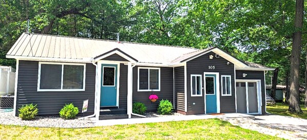 Exterior - Charming 2-bedroom house in beautiful Prudenville with lake access. (Prudenville)