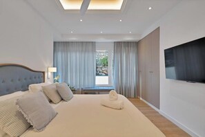 6 bedrooms, iron/ironing board, WiFi, bed sheets