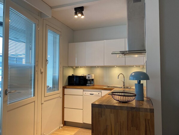 Een koelkast, een magnetron, een oven, een kookplaat