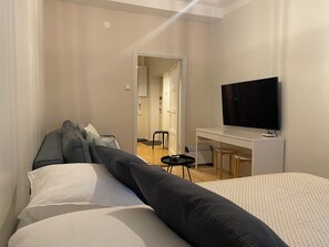 1 bedroom, iron/ironing board, free WiFi, bed sheets - Homely 1BR in Lively Area with Strategic Location (Helsinki)