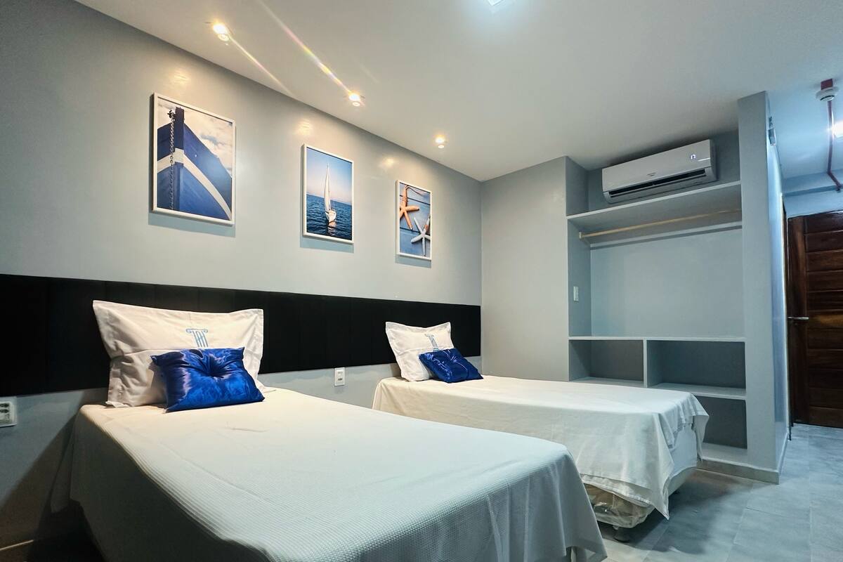 Căn hộ phong cách cổ điển, phòng tắm riêng, quang cảnh bãi biển | Bàn, khu vực làm việc phù hợp cho laptop 