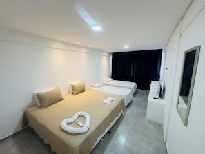 Apartament, diversos llits, bany privat, vistes a la platja | Escriptori, espai de treball apte per a portàtils i wifi gratuïta