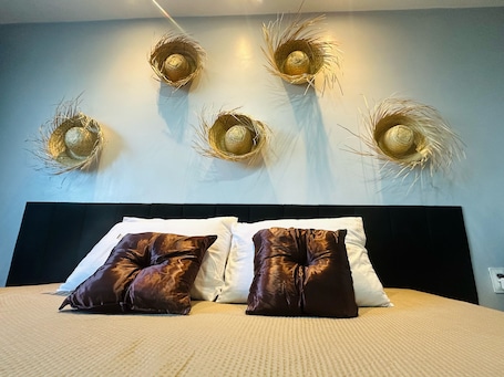 Escritorio, espacio para trabajar con laptop y wifi gratis