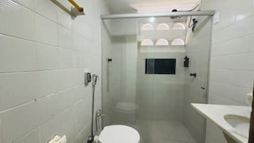 Appartement, plusieurs lits, salle de bains privée, vue plage | Salle de bain