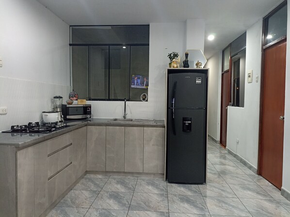 Een koelkast, een microgolfoven, een kookplaat, een waterkoker