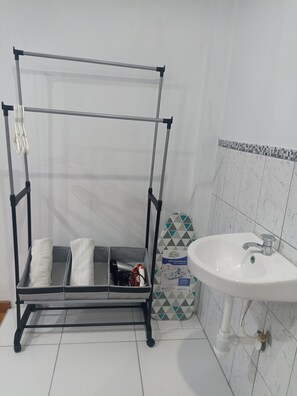 Shower, hair dryer, towels, toilet paper - Huanchaco Lodging Casa Arkan (Huanchaco)