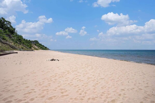 På stranden