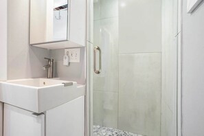 Dusche, Haartrockner, Handtücher, Shampoo