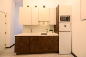 Kühlschrank, Mikrowelle, Wasserkocher mit Kaffee-/Teezubehör