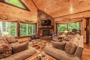 TV, fireplace - Smoky Mountain Bliss (Sevierville)
