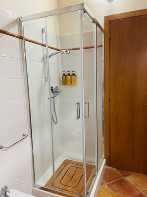 Douche, sèche-cheveux, bidet, serviettes fournies