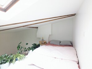 1 dormitorio, tabla de planchar con plancha, Internet y ropa de cama
