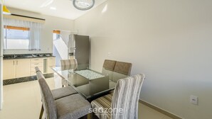 Een moderne keuken met een eethoek.