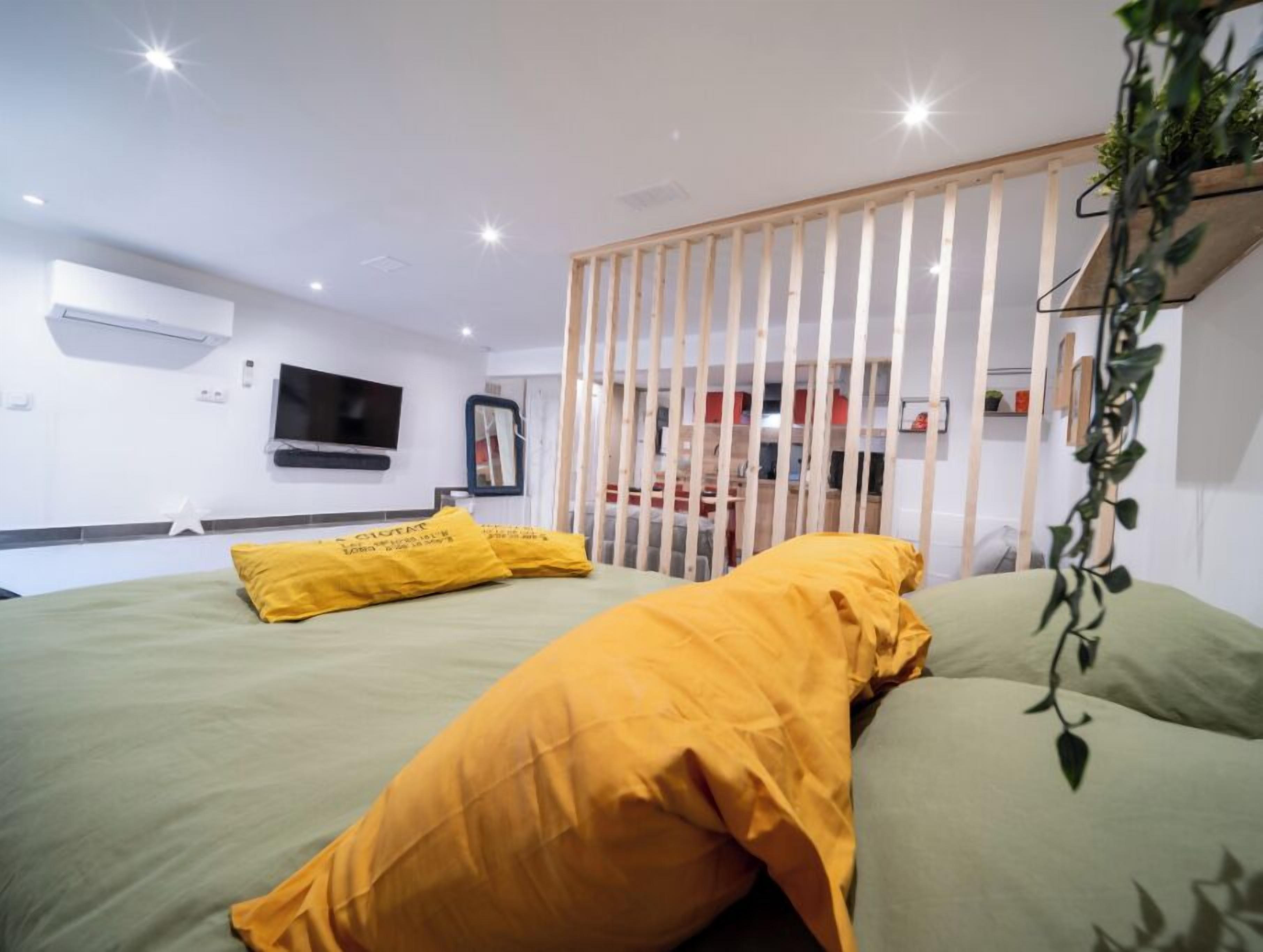 1 bedroom, iron/ironing board, internet, bed sheets