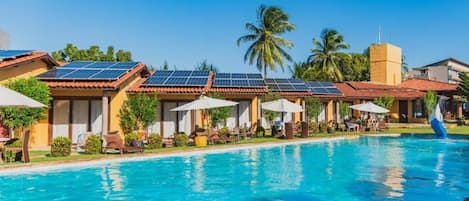 Piscine extérieure, parasols de plage, chaises longues