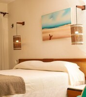 Caja de seguridad en la habitación, cortinas blackout y ropa de cama