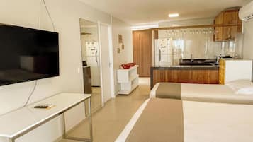 Chambre Triple Deluxe, vue mer | Coffres-forts dans les chambres, rideaux occultants, draps fournis