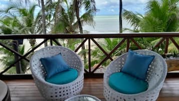 Apartamento luxo, vista para o mar | Cofres nos quartos, cortinas blackout, Wi-Fi de cortesia