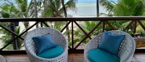 Apartamento Deluxe, vistas al mar | Caja fuerte, cortinas opacas, ropa de cama