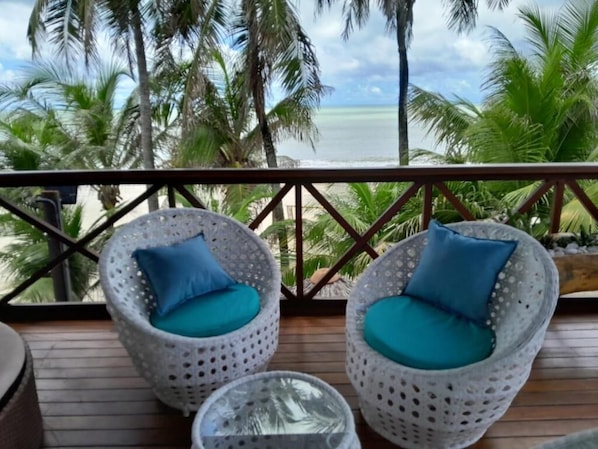 Deluxe-huoneisto, merinäköala | Tallelokero huoneessa, pimennysverhot, vuodevaatteet