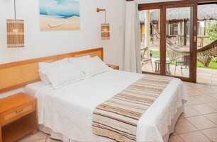 标准三人房, 泳池景观 | 客房内保险箱、遮光窗帘、床单