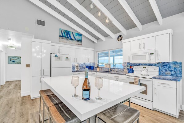 Fridge, microwave, oven, stovetop - Waterfront, Pool, Dock, Kayaks & Stunning Views (Marathon)