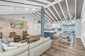 Living area - Waterfront, Pool, Dock, Kayaks & Stunning Views (Marathon)