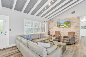 Living area - Waterfront, Pool, Dock, Kayaks & Stunning Views (Marathon)