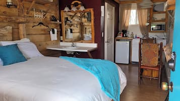 1 bedroom, iron/ironing board, internet, bed sheets