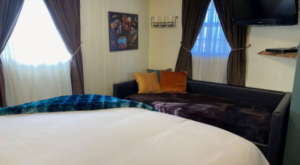 1 bedroom, iron/ironing board, internet, bed sheets