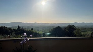 Une vue panoramique d’un paysage avec des montagnes lointaines et un ciel dégagé.