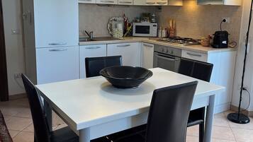 Een koelkast, een magnetron, een oven, een kookplaat