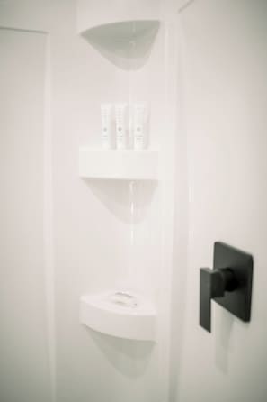 Shower, towels, soap, shampoo - The Millstream Oasis (Fredericktown)