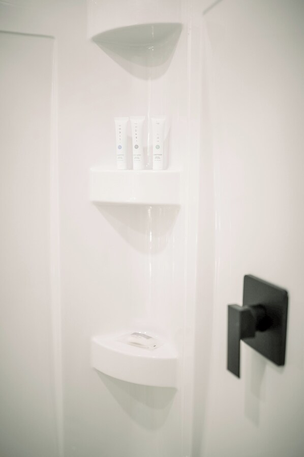 Een douche, handdoeken, zeep, shampoo