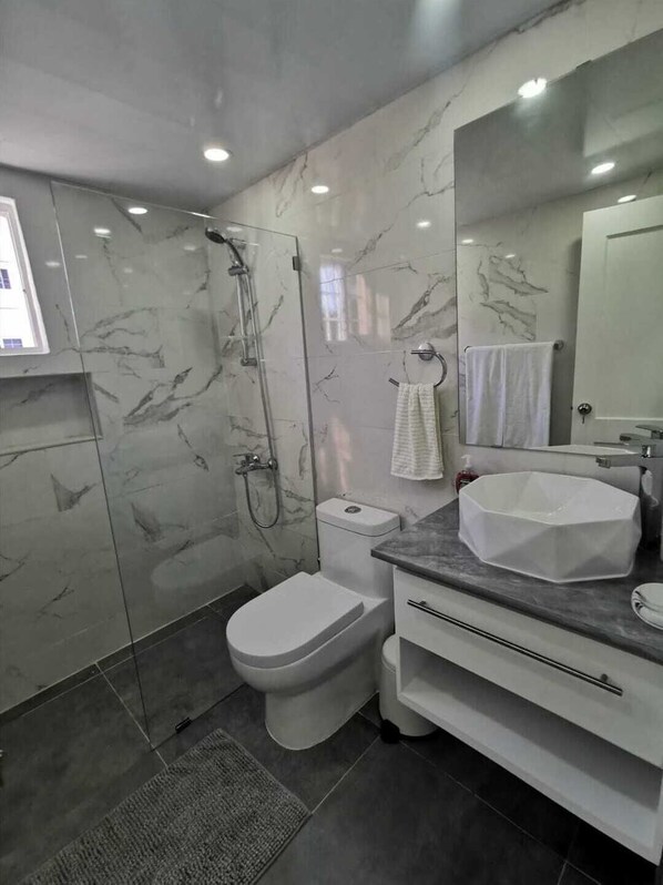 Haartrockner, Handtücher, Seife, Toilettenpapier