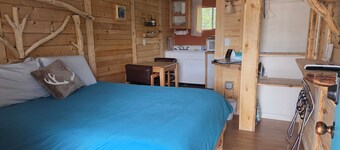 Snuggle In with Your Pet in True Colorado Style Room with Queen bed/Kitchenette