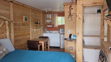1 bedroom, iron/ironing board, internet, bed sheets