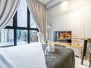 Estudio superior, no fumadores, vistas a la ciudad | Tabla de planchar con plancha y ropa de cama