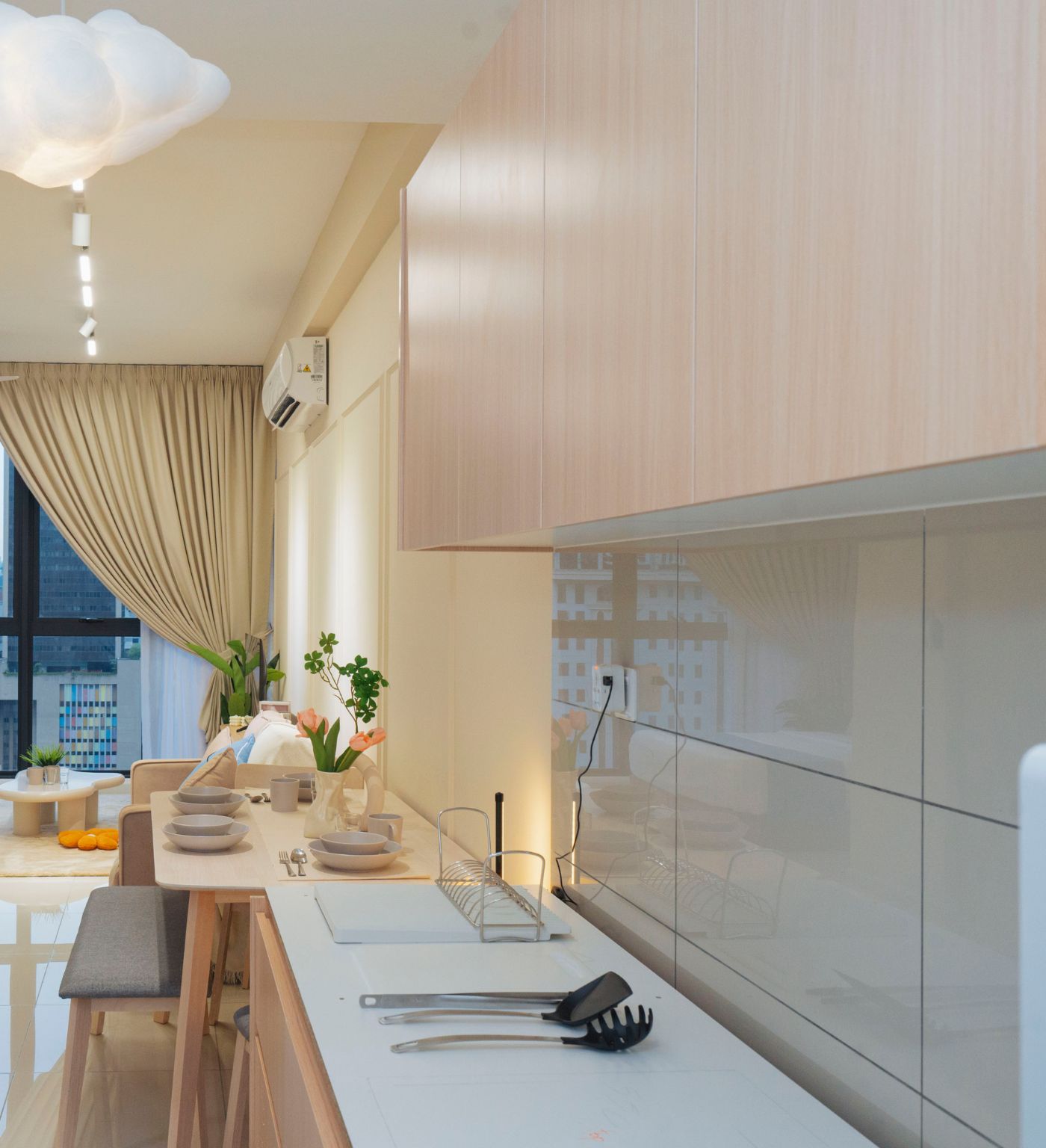 Una cocina moderna con comedor, ventanas amplias y vistas a la ciudad.