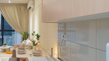 Una cocina moderna con comedor, ventanas amplias y vistas a la ciudad.