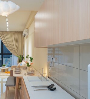 Una cocina moderna con comedor, ventanas amplias y vistas a la ciudad.