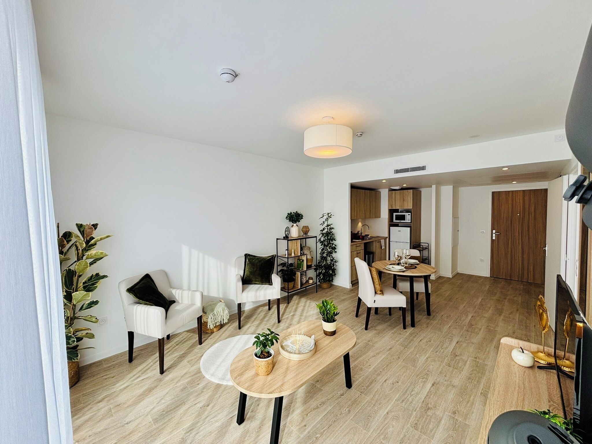 Departamento básico, balcón | Área de sala de estar