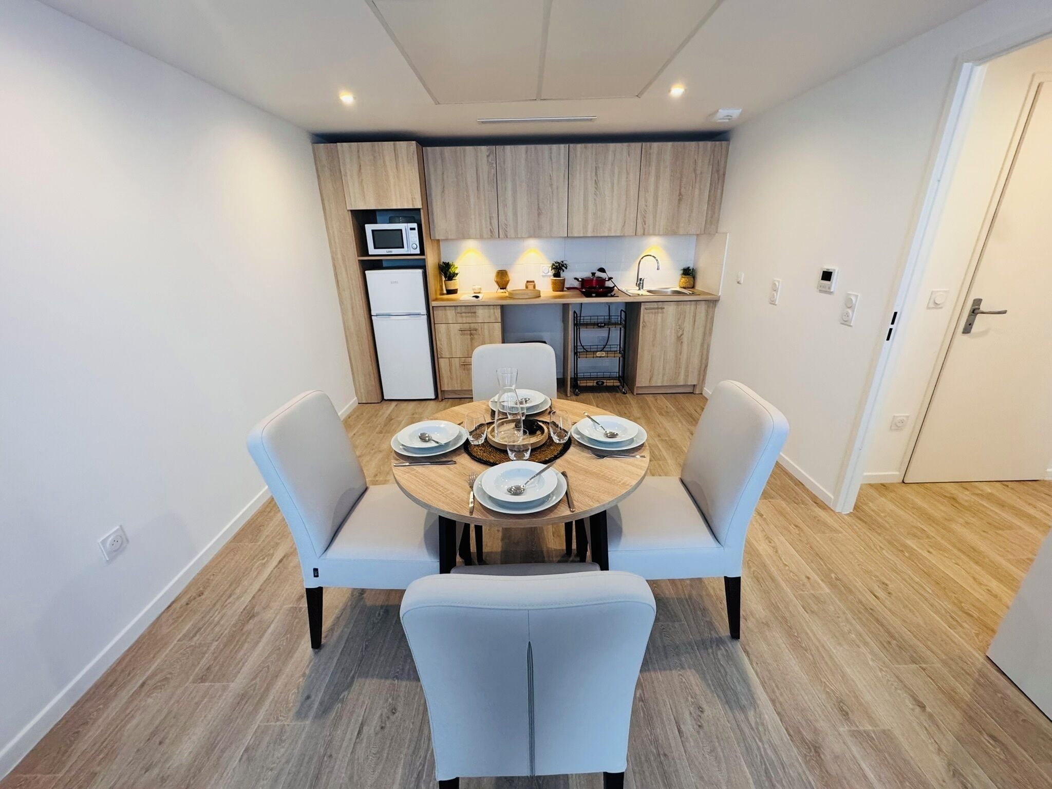 Apartemen Keluarga, balkon | Dapur pribadi | Lemari es, microwave, kompor, dan peralatan masak/sendok-piring