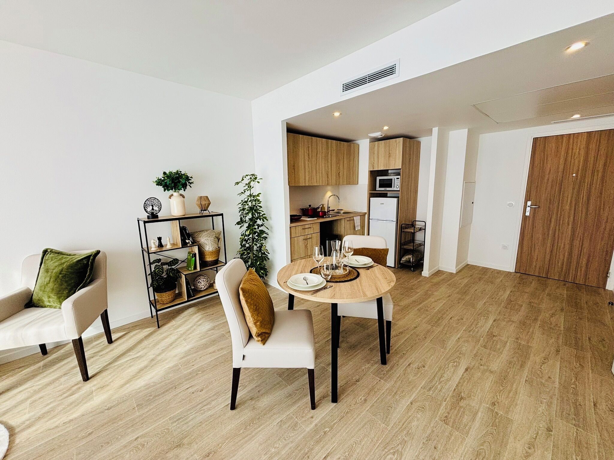 Basic-Apartment, Balkon | Wohnbereich