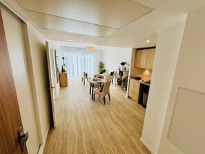 Apartamento básico, balcón | Zona de estar