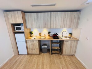 Family Apartment, Balcony | Private kitchen | Fridge, microwave, stovetop, cookware/dishes/utensils - REFLETS DE SEINE (Aubergenville)